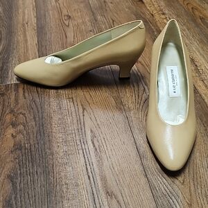 Liz Claiborne Classic Tan Heels - SZ 8.5